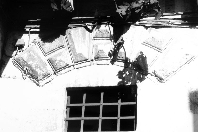 portale, frammento - ambito salentino (seconda metà sec. XVII)