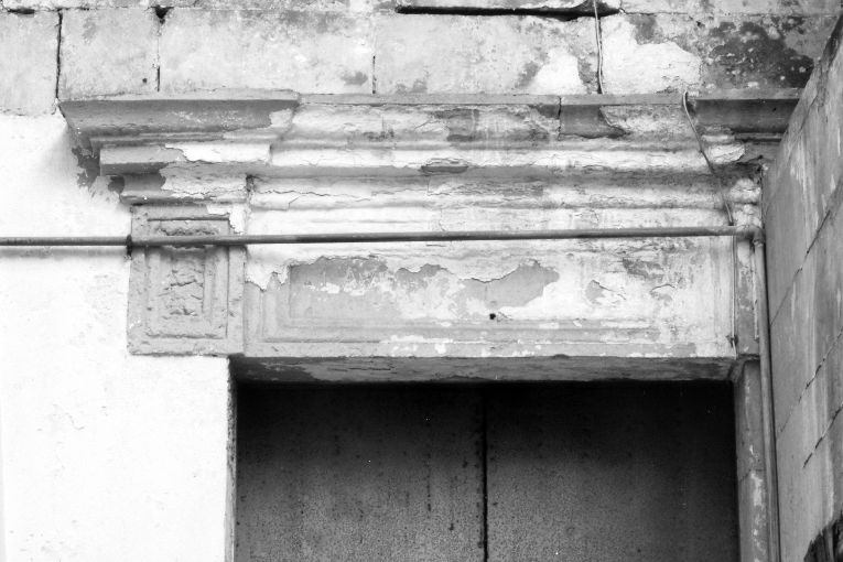 architrave di porta, frammento - ambito salentino (prima metà sec. XVII)