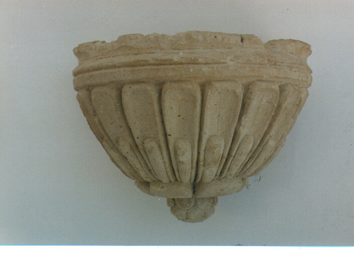 acquasantiera da parete - ambito salentino (primo quarto sec. XVIII)