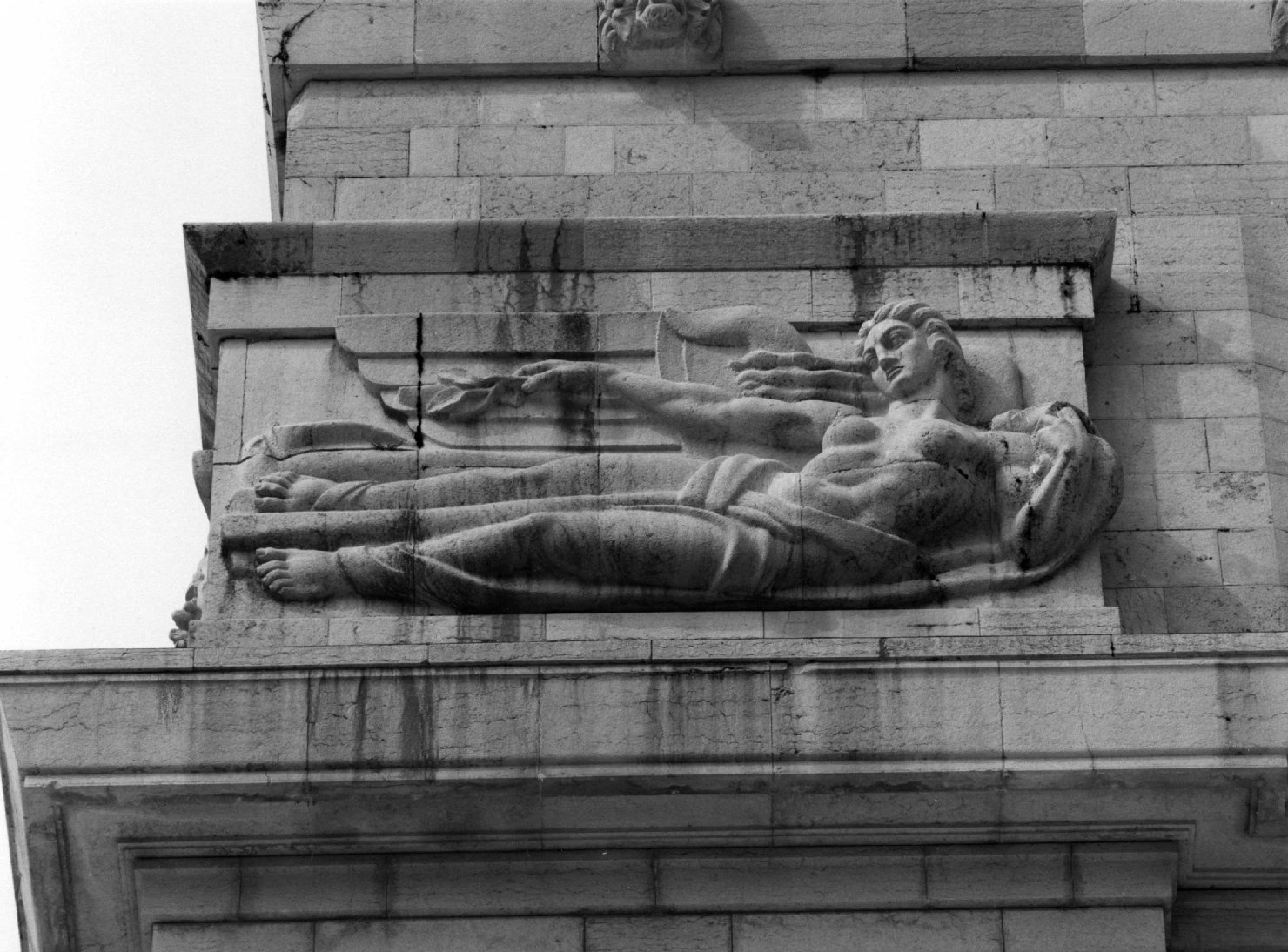 Vittoria (rilievo, coppia) di Montini Tullio (sec. XX)