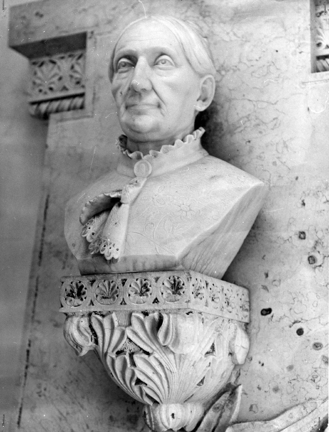 Busto di Angelina Favaretti Vaccari, busto femminile (scultura) - ambito veronese (inizio sec. XX)