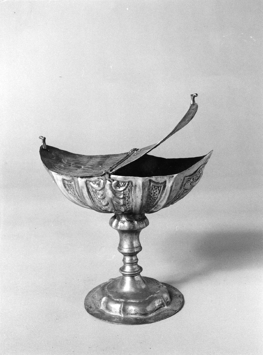 navicella portaincenso - a doppia valva - bottega veneta (sec. XVIII)