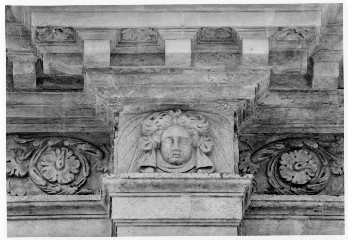 testa di donna (rilievo, serie) di Albanese Giovanni Battista (bottega) (sec. XVII)