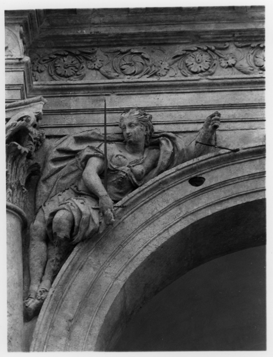 figure allegoriche femminili (scultura, coppia) di Albanese Giovanni Battista (bottega) (sec. XVII)