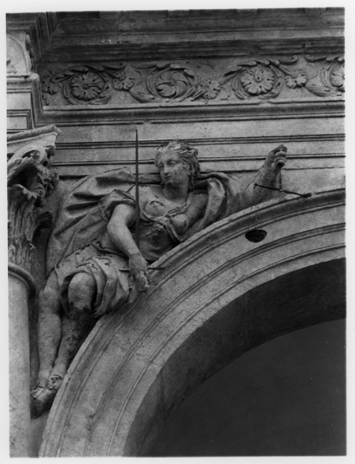 figure allegoriche femminili (scultura, coppia) di Albanese Giovanni Battista (bottega) (sec. XVII)