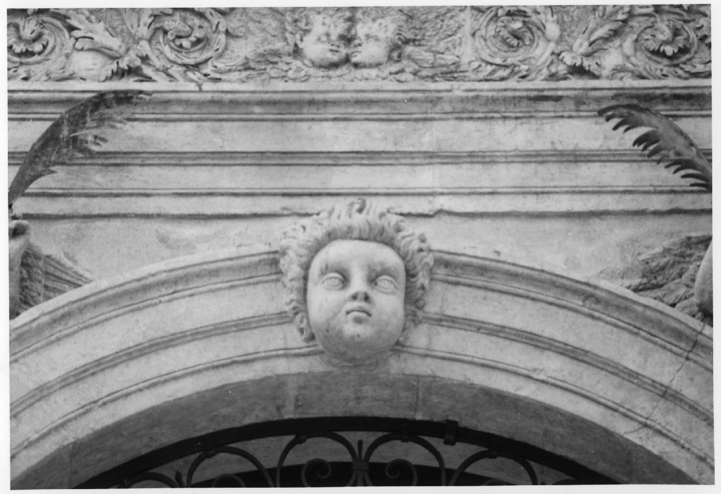testa di donna (chiave d'arco, serie) di Albanese Giovanni Battista (bottega) (sec. XVII)