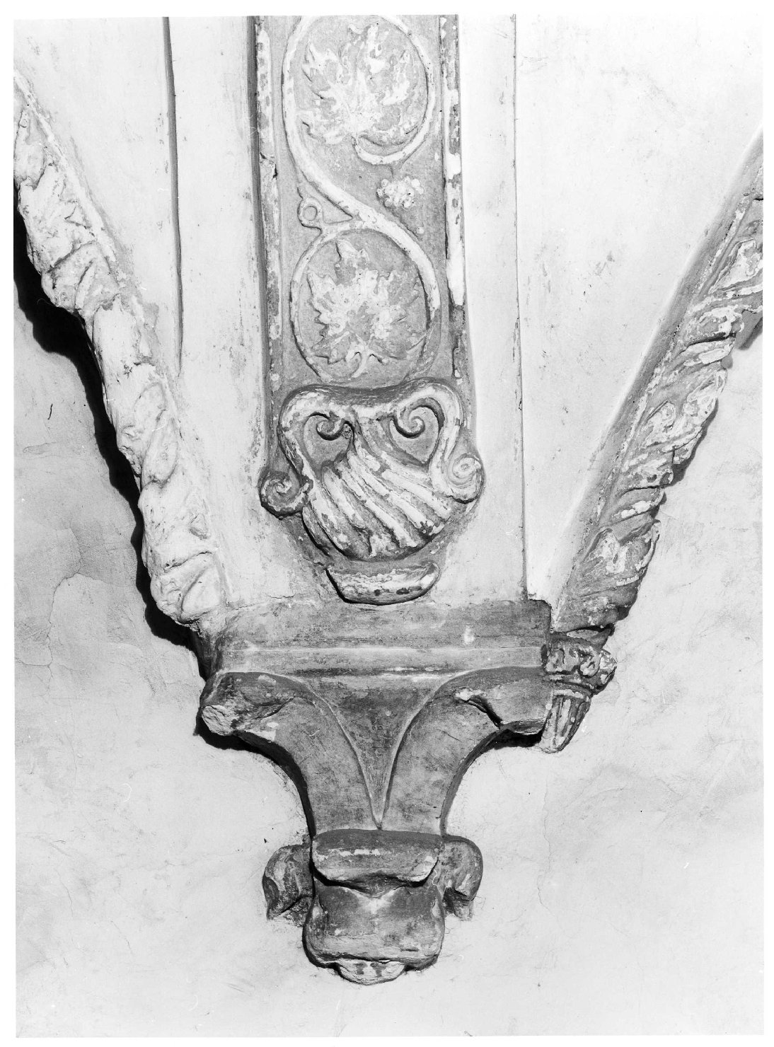 motivo decorativo: vaso (imposta d'arco, elemento d'insieme) - bottega veronese (sec. XV)