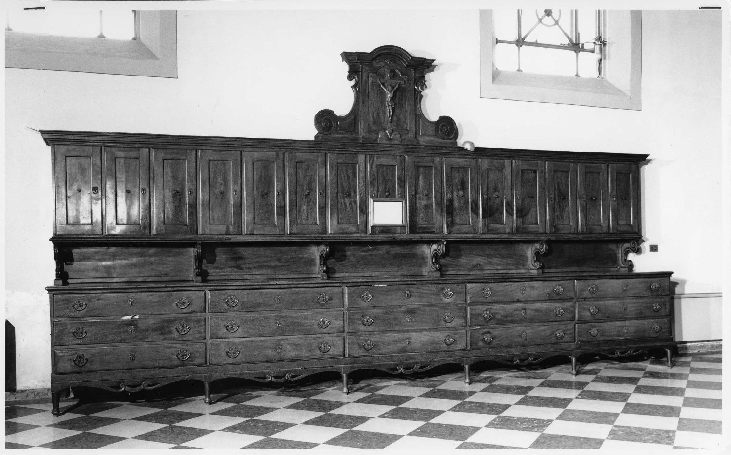 mobile da sacrestia con alzata - bottega veneta (seconda metà sec. XIX)