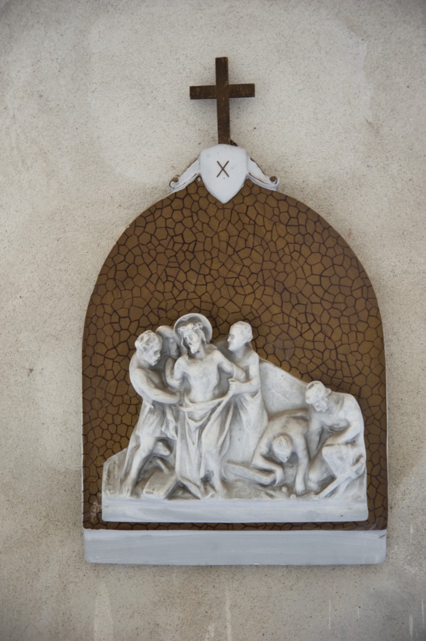 stazione X: Gesù spogliato e abbeverato di fiele (rilievo, elemento d'insieme) - ambito piemontese (prima metà sec. XX)