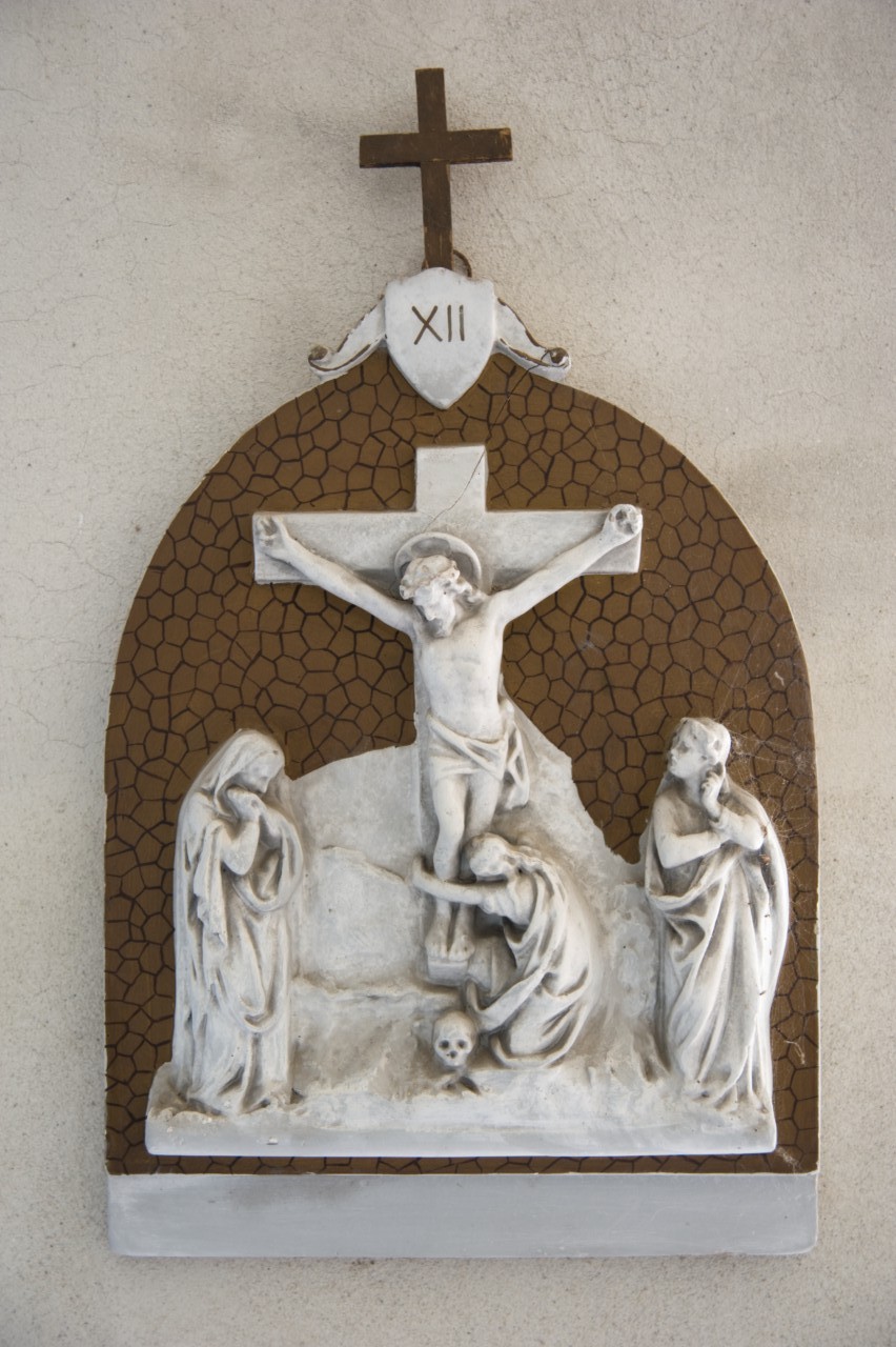 stazione XII: Gesù innalzato e morto in croce (rilievo, elemento d'insieme) - ambito piemontese (prima metà sec. XX)