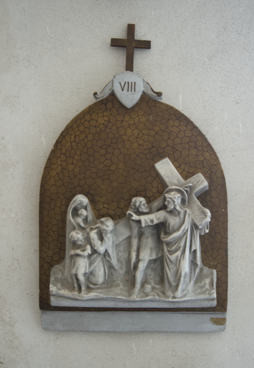 stazione VIII: Gesù consola le donne di Gerusalemme (rilievo, elemento d'insieme) - ambito piemontese (prima metà sec. XX)