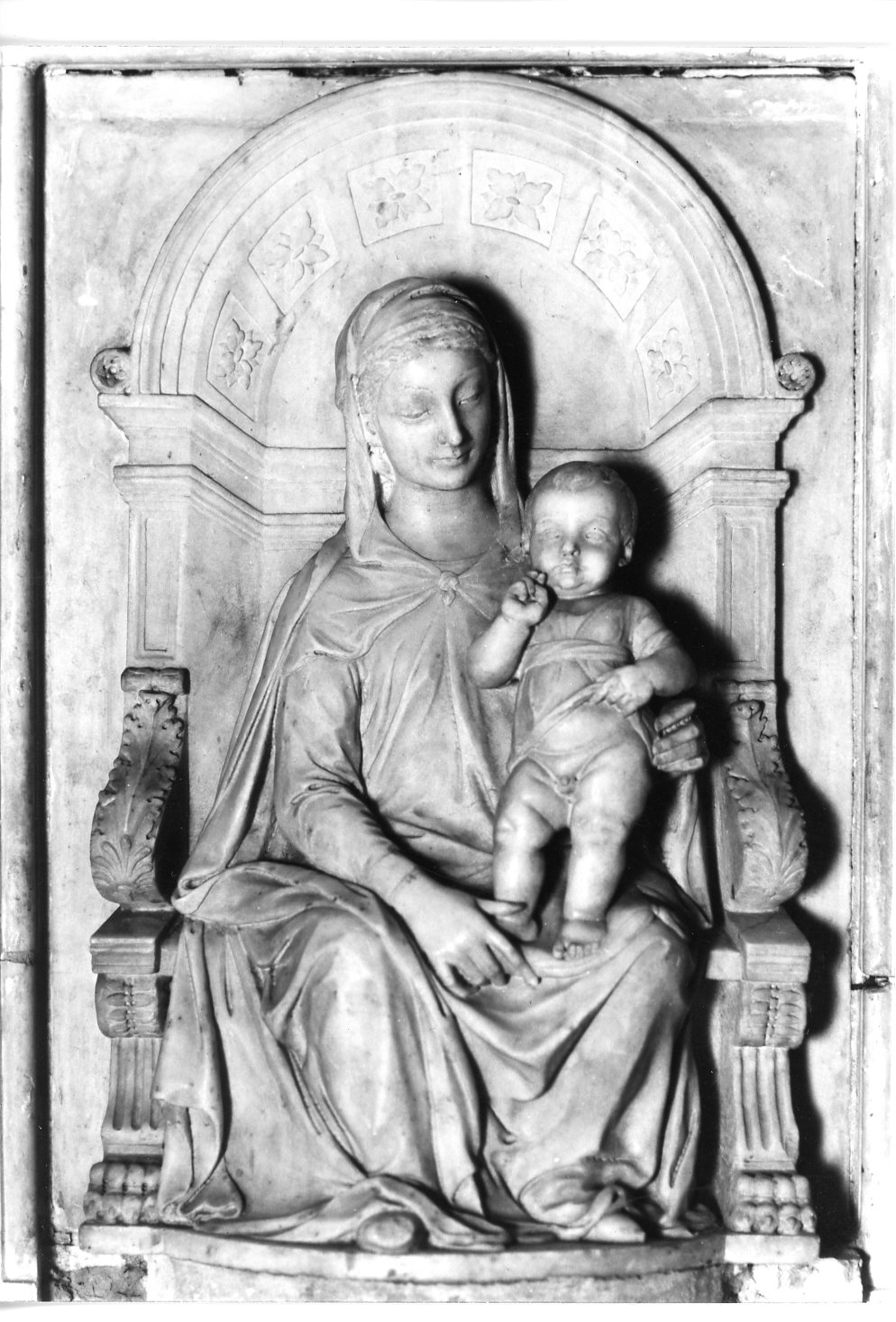 Madonna in trono con Bambino (rilievo) di Rossellino Antonio (terzo quarto sec. XV)