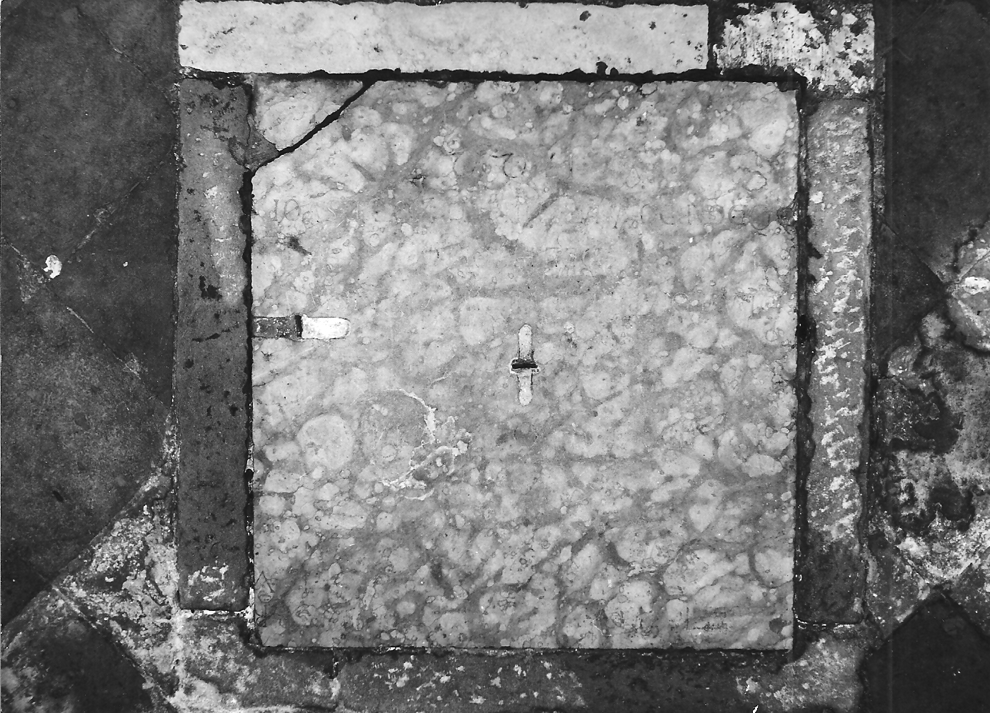 lapide, opera isolata - bottega ferrarese (sec. XVIII)