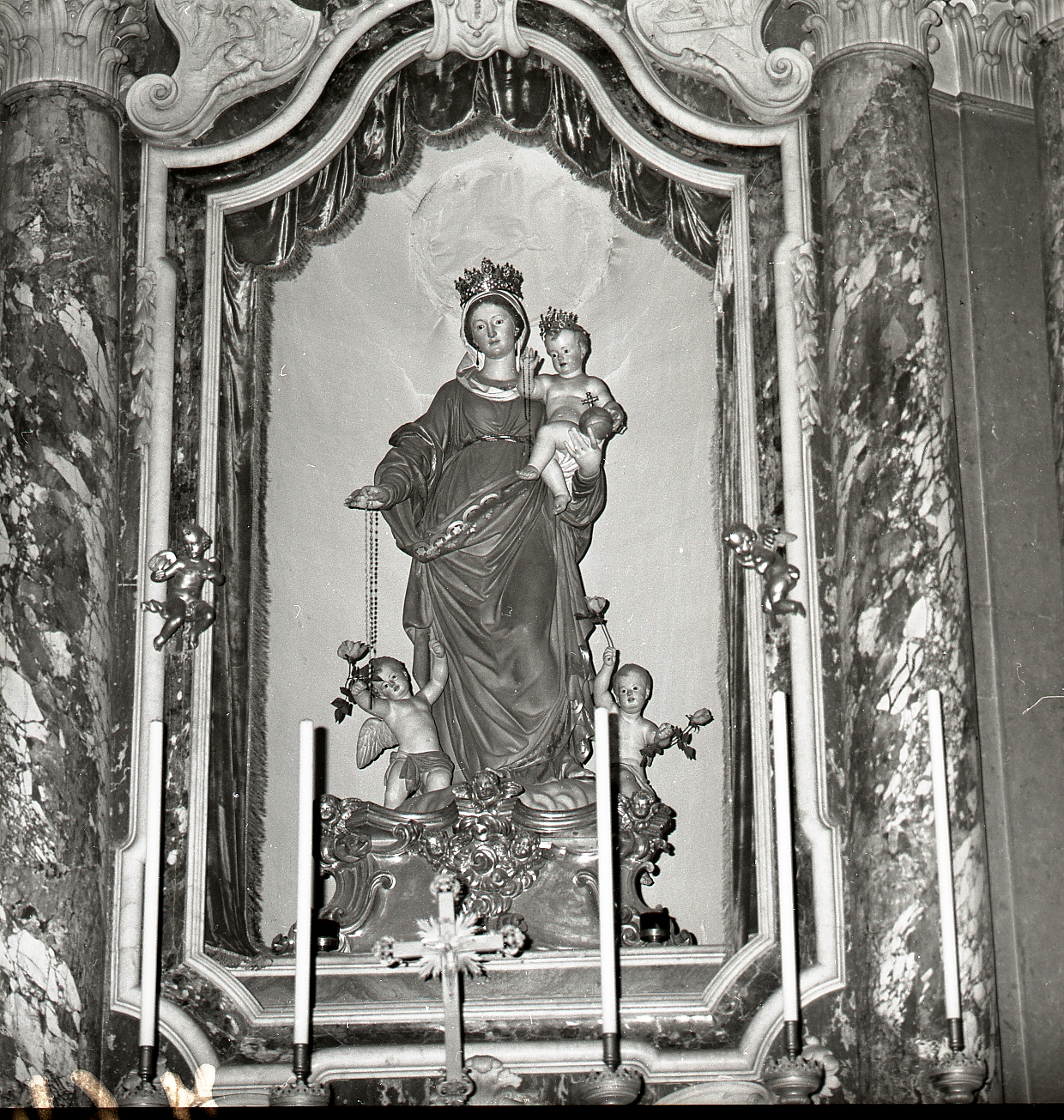 Madonna del Rosario, Madonna con Bambino e due angioletti (scultura) di Benatti Pietro (metà sec. XVIII)