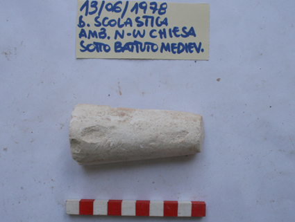 materiale conservato in deposito (ceramica, materiale lapideo) (limiti cronologici non precisabili) <br>Condizioni d'uso: <a class='link-esterno' href='https://docs.italia.it/italia/icdp/icdp-pnd-circolazione-riuso-docs/it/v1.0-giugno-2022/testo-etichetta-BCS.html' target='_bcs'>Beni Culturali Standard (BCS)</a>
