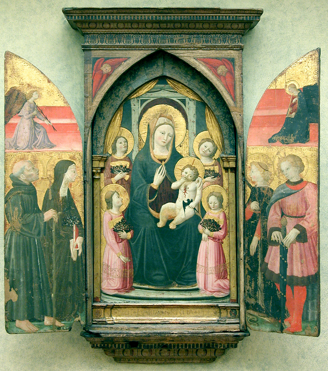 Madonna col Bambino, angeli e santi, Madonna con Bambino in trono con angeli, San Francesco (?) e Santa Elisabetta di Ungheria; Angelo annunciante, Santa Margherita d'Antiochia e santo cavaliere (San Giorgio?); Madonna annunciata (trittico, opera isolata) di Manzini Andrea detto Andrea di Giusto (e aiuti) (secondo quarto sec. XV)