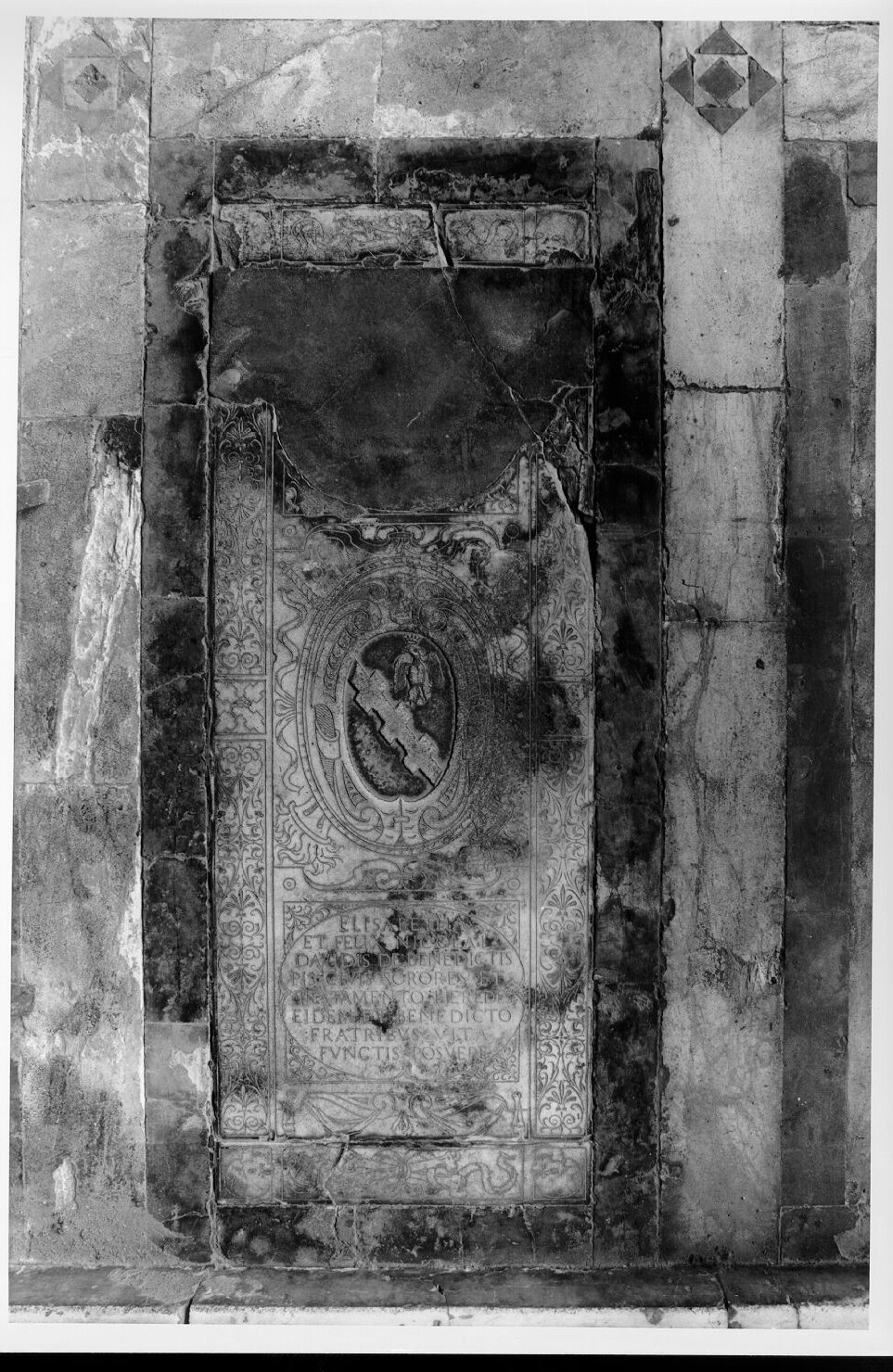 Elisabetta e Felice Nicolai di Davide de Benedictis (lastra tombale) - bottega pisana (sec. XVII)