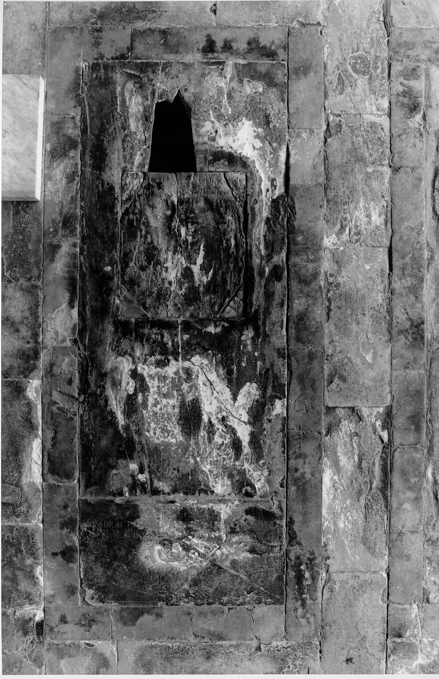 Confraternita di San Simone, di San Taddeo e dello Spirito Santo (lastra tombale) - bottega pisana (sec. XIV)