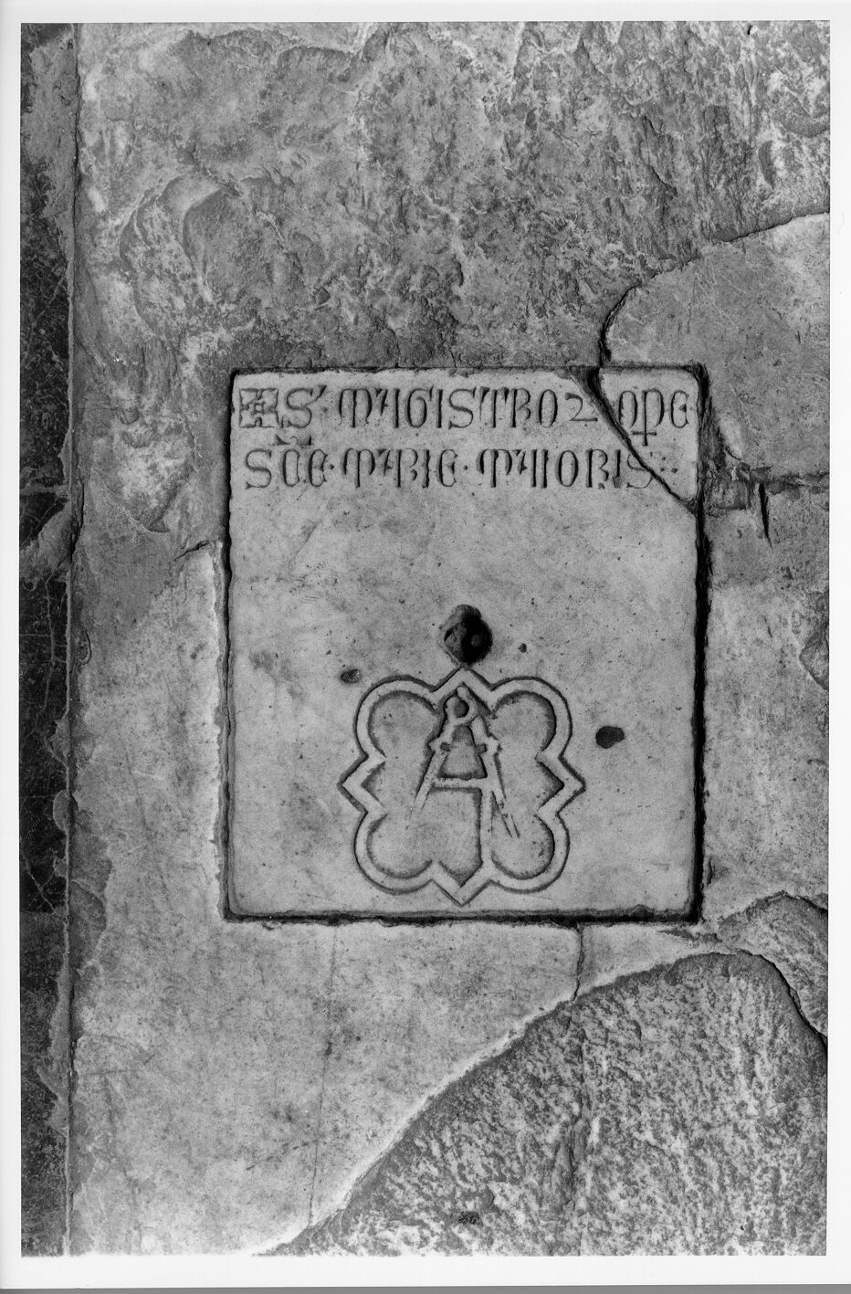 capomaestri dell'Opera di Santa Maria (lastra tombale) - bottega pisana (sec. XIV)