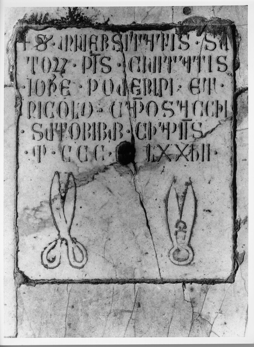 Giovanni Poverini e Nicolò Camposacchi, ciabattini (lastra tombale) - bottega pisana (sec. XIV)