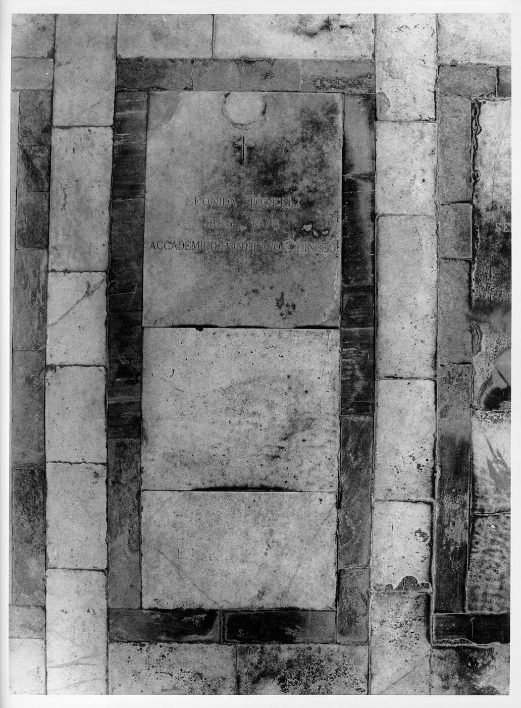 Leonida Tonelli (lastra tombale) - bottega pisana (sec. XX)