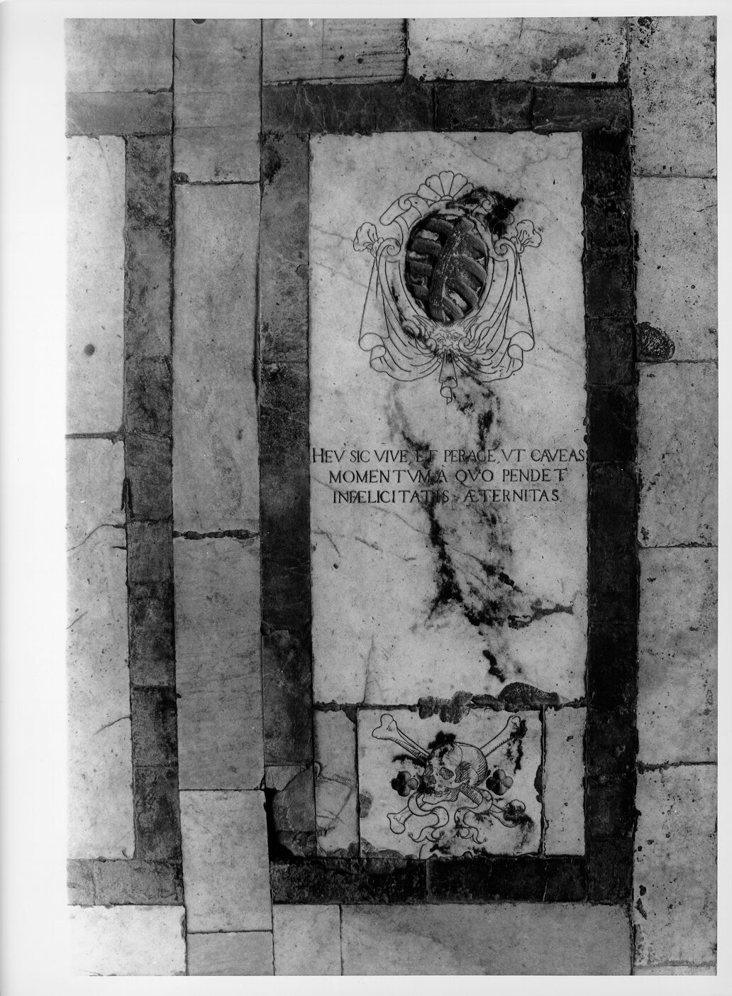 lastra tombale - bottega pisana (sec. XVII)