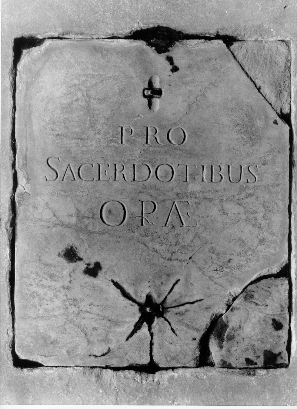 Sacerdoti dell'Opera della Primaziale di Pisa (lastra tombale) - bottega pisana (sec. XVII)
