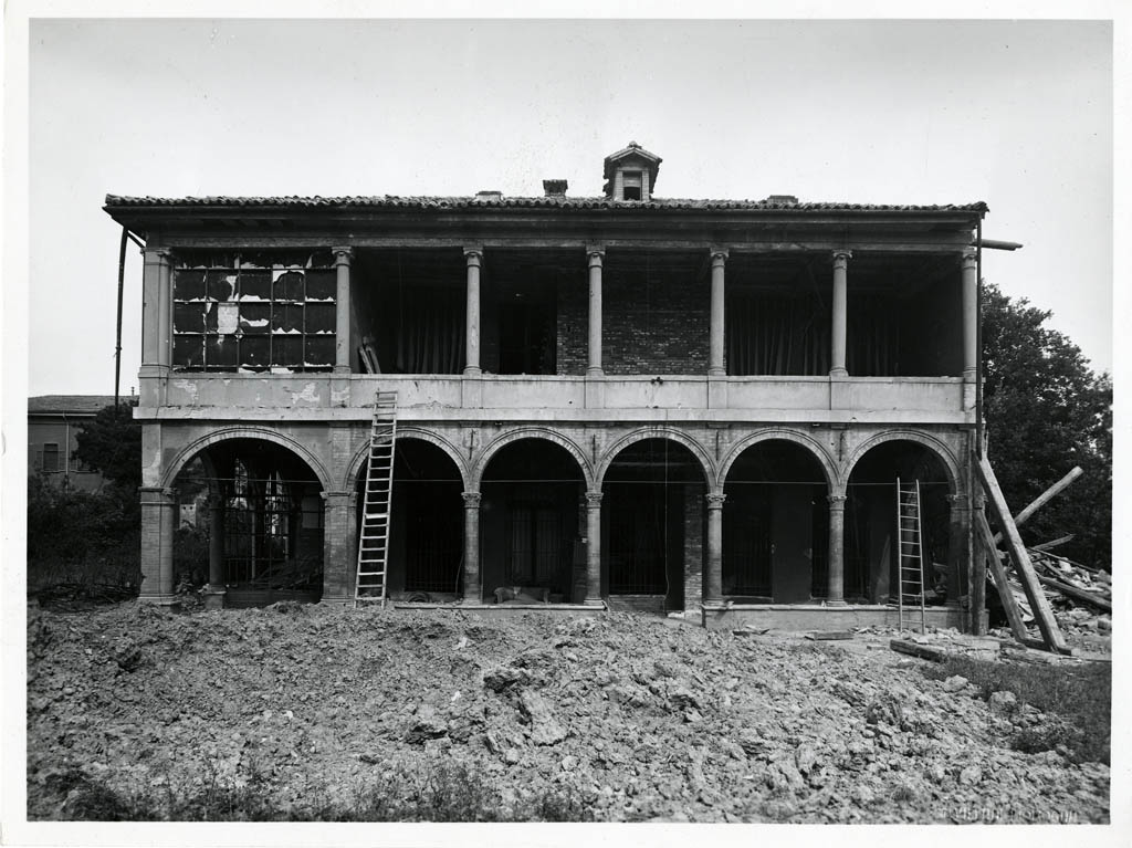 Bologna - Architetture - Palazzi - Danni di guerra (positivo) di Villani Achille (XX)