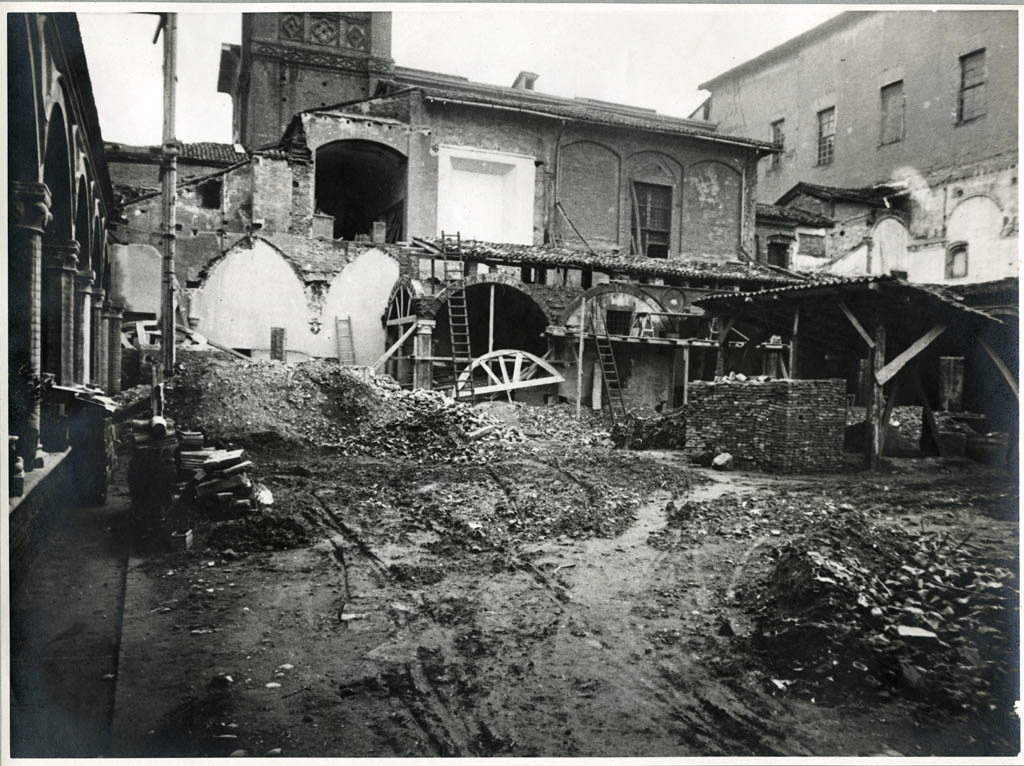 Bologna - Architetture - Chiostri - Restauri (positivo) di anonimo (XX)