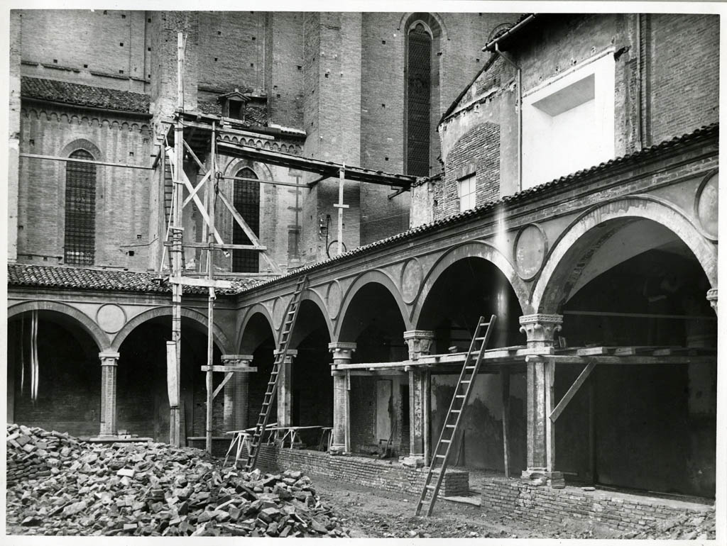 Bologna - Architetture - Chiostri - Restauri (positivo) di anonimo (XX)
