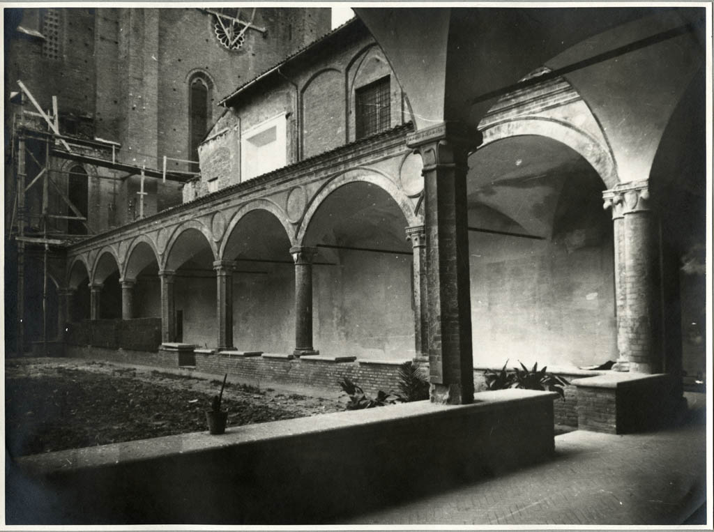 Bologna - Architetture - Chiostri - Restauri (positivo) di anonimo (XX)