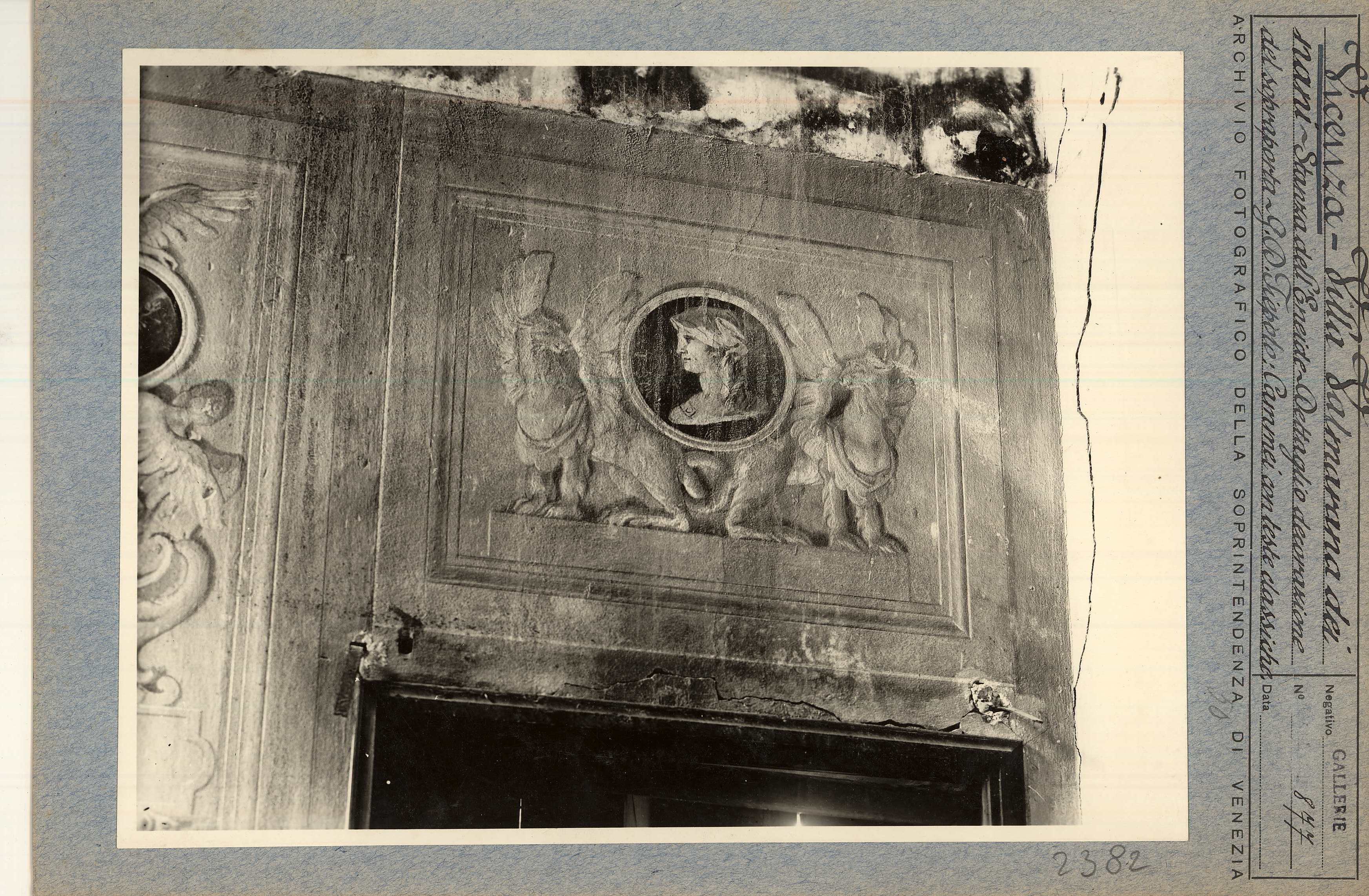 Vicenza. Villa Valmarana ai Nani. Seconda stanza a sinistra. Episodi dell'Eneide. Sovrapporta (positivo) di Soprintendenza ai Monumenti (metà XX)