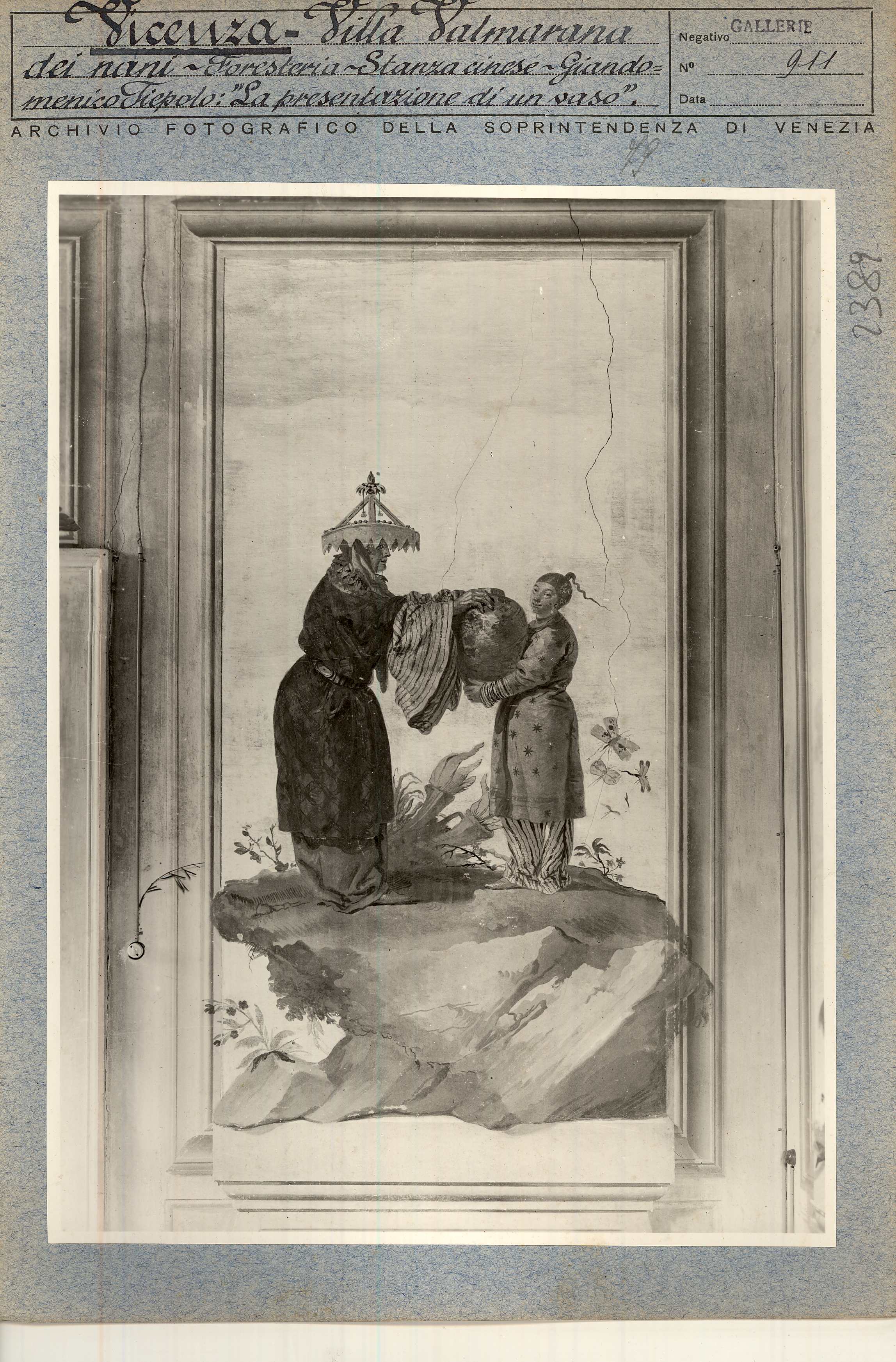 Vicenza. Villa Valmarana ai Nani. Forestera. Stanza cinese. Due figure con un vaso (positivo) di Soprintendenza ai Monumenti (metà XX)