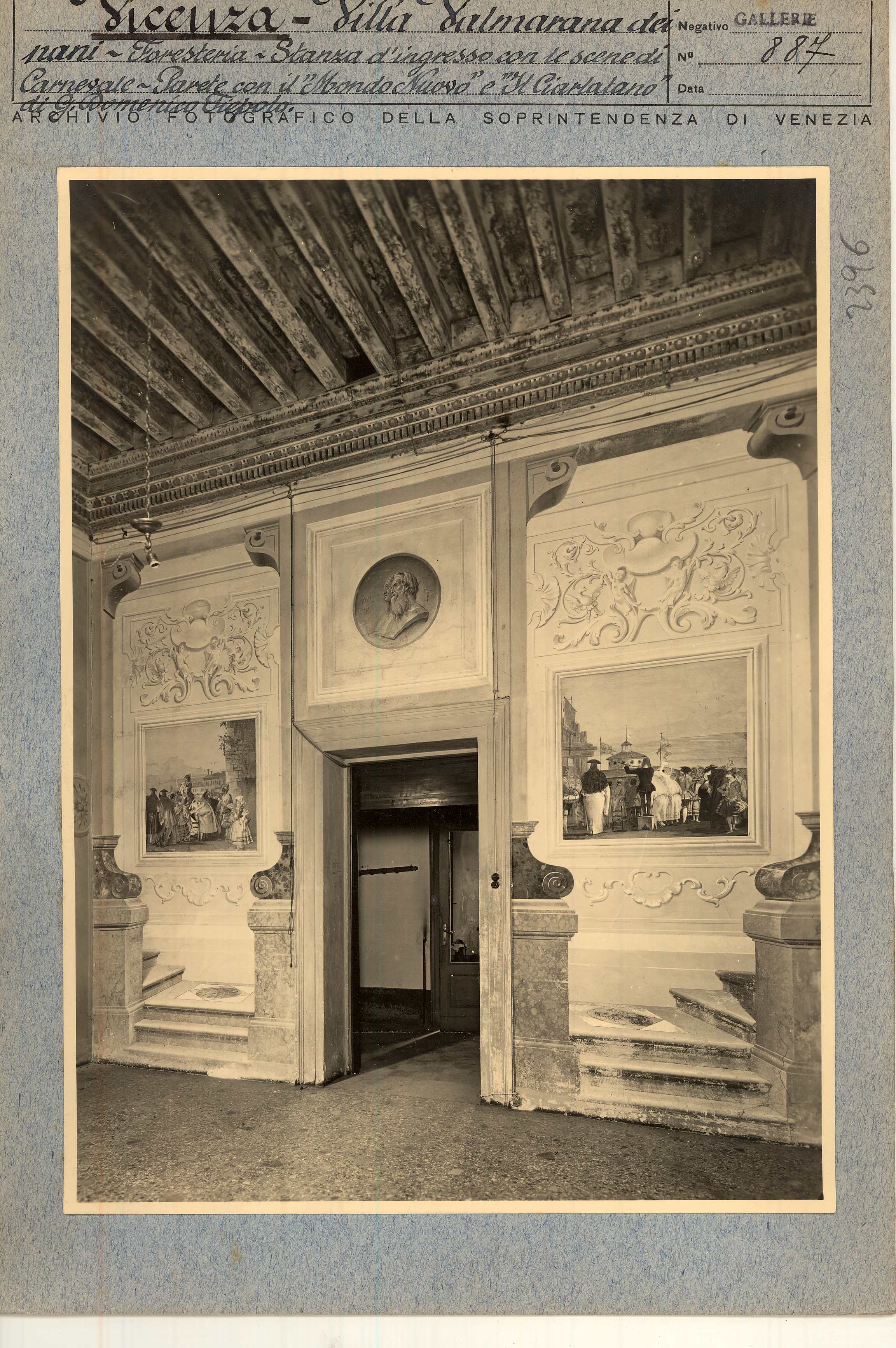 Vicenza. Villa Valmarana ai Nani. Vicenza. Villa Valmarana dei Nani. Foresteria. Stanza delle scene carnevalesche. Parete d'ingresso (positivo) di Soprintendenza ai Monumenti (metà XX)