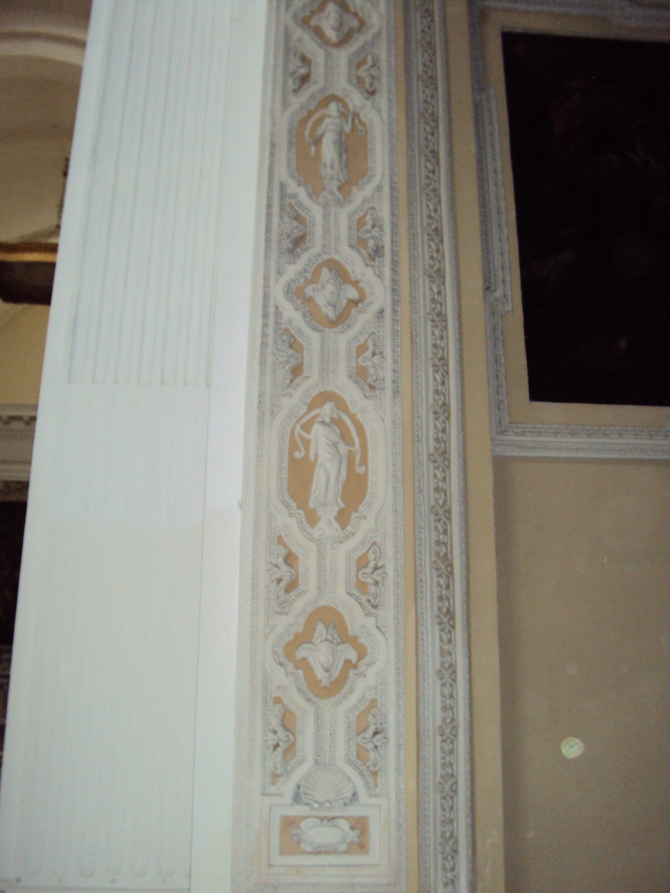 Angeli e motivi decorativi (decorazione plastica, complesso decorativo) - bottega mantovana (sec. XVII)