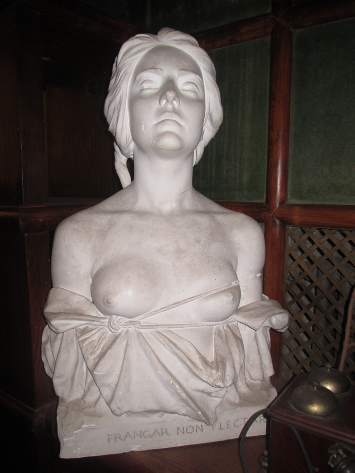 Busto di femminile (busto, opera isolata) di Sodini Dante (secondo quarto XX)