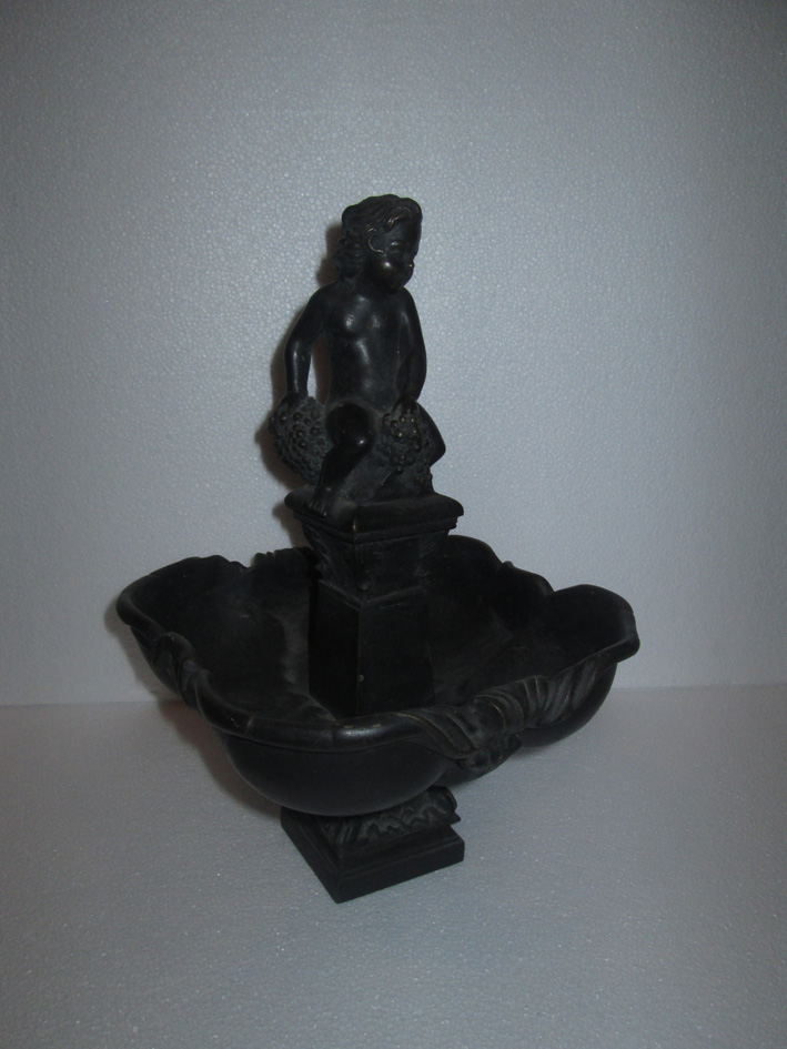 Putto su basamento con vasca (scultura, opera isolata) - ambito italiano (primo quarto XX)