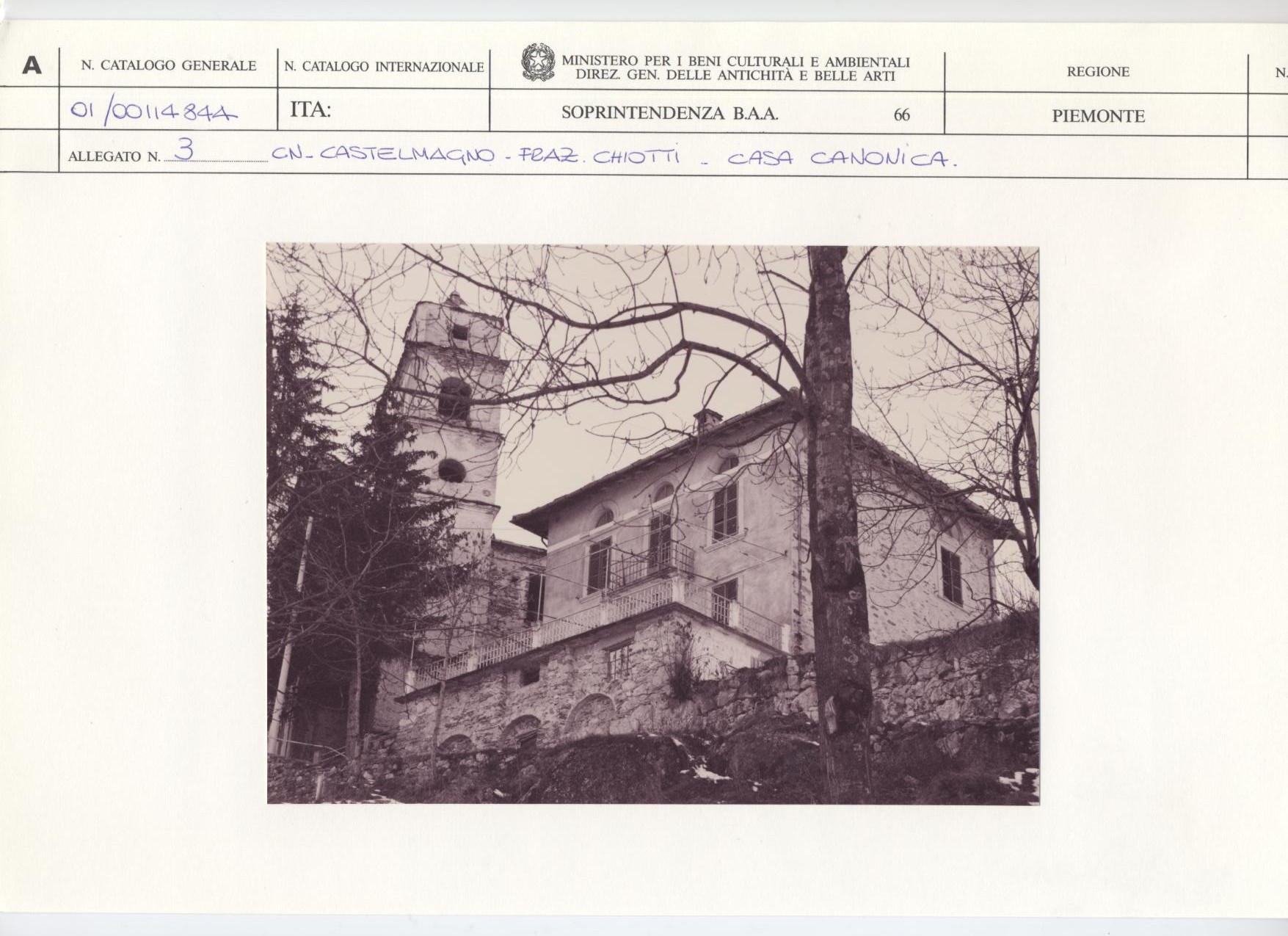 piattello su piede (ultimo quarto/ primo quar IV sec. a.C./ III sec. a.C)