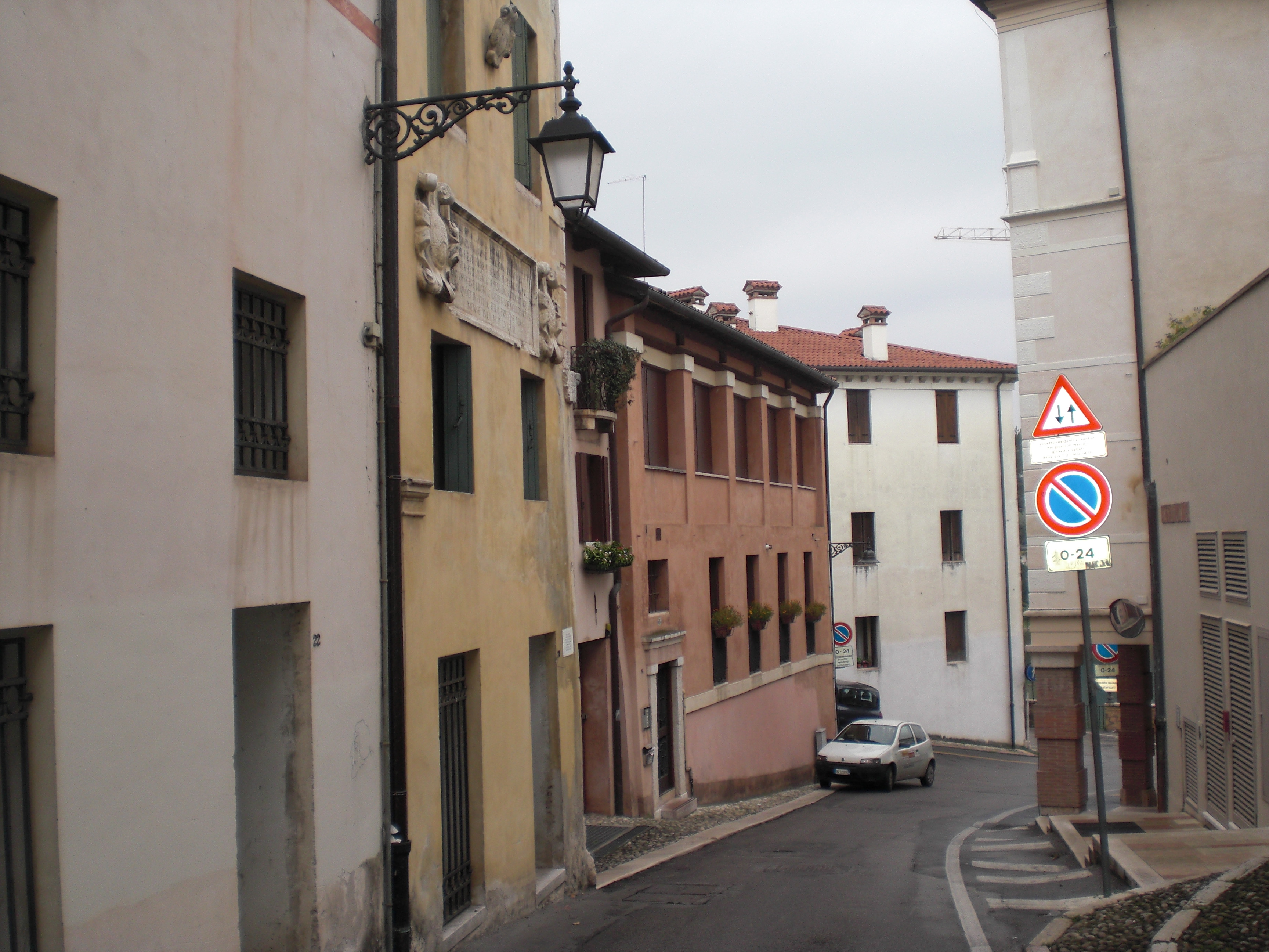 Fabbricato già Gasparini in via Portici Lunghi con sculture dalla distrutta Porta Soranzo (casa) - Bassano del Grappa (VI) 