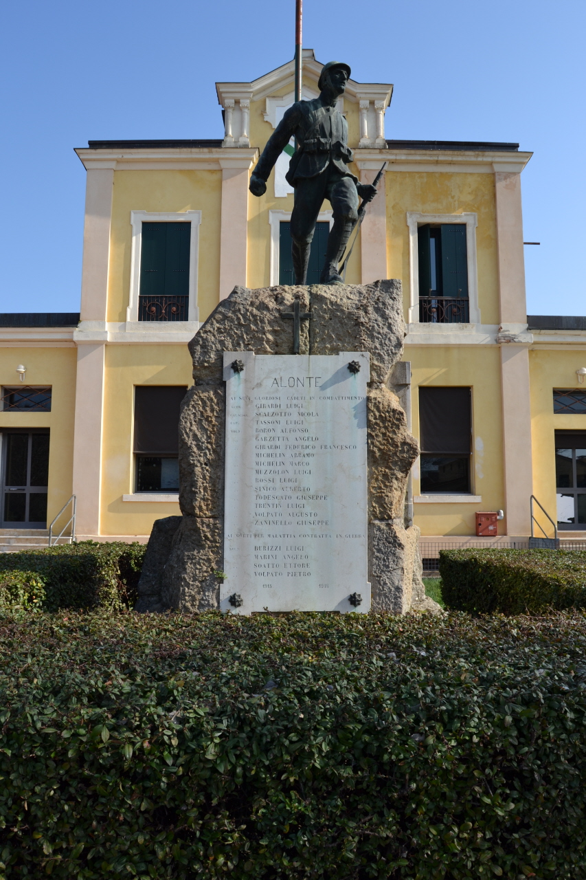 Figura di soldato in combattimento (monumento ai caduti - a cippo) di Caldana Egisto (prima metà sec. XX)