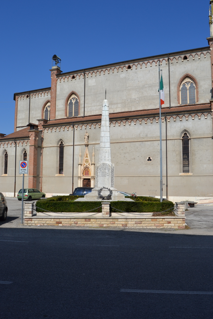 soggetto assente (monumento ai caduti - ad obelisco) - produzione veneta (sec. XX)