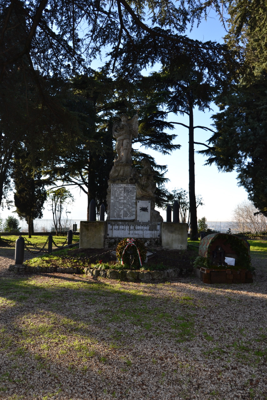 Figura di soldato che porta la bandiera con allegoria della Patria (monumento ai caduti - a cippo) di Marzot Federico (sec. XX)