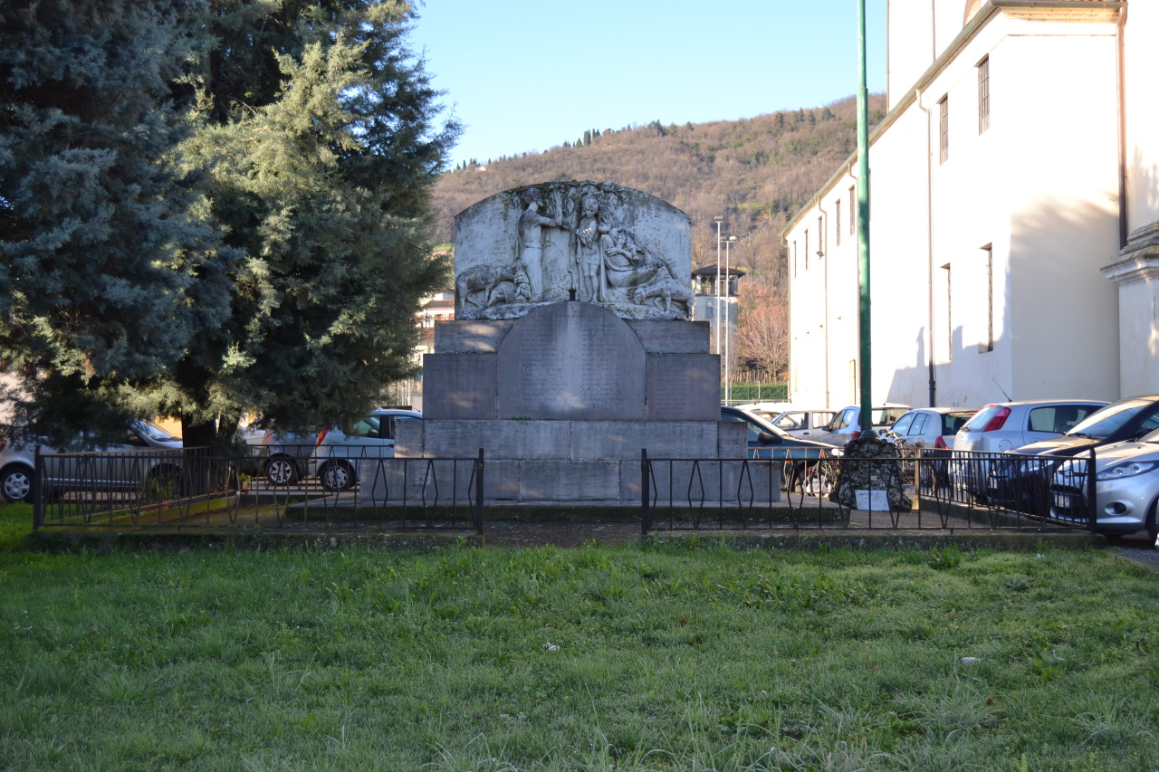 Allegoria del sacrificio del soldato come simbolo di pace e fecondità (monumento ai caduti - a stele) di Zanetti Giuseppe (sec. XX)