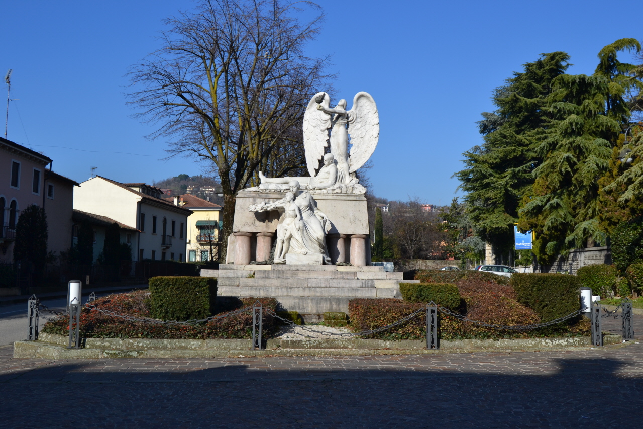 Allegoria della Vittoria che premia il soldato morente e protegge la madre e il bambino (monumento ai caduti - ad ara) di Zanetti Giuseppe (sec. XX)