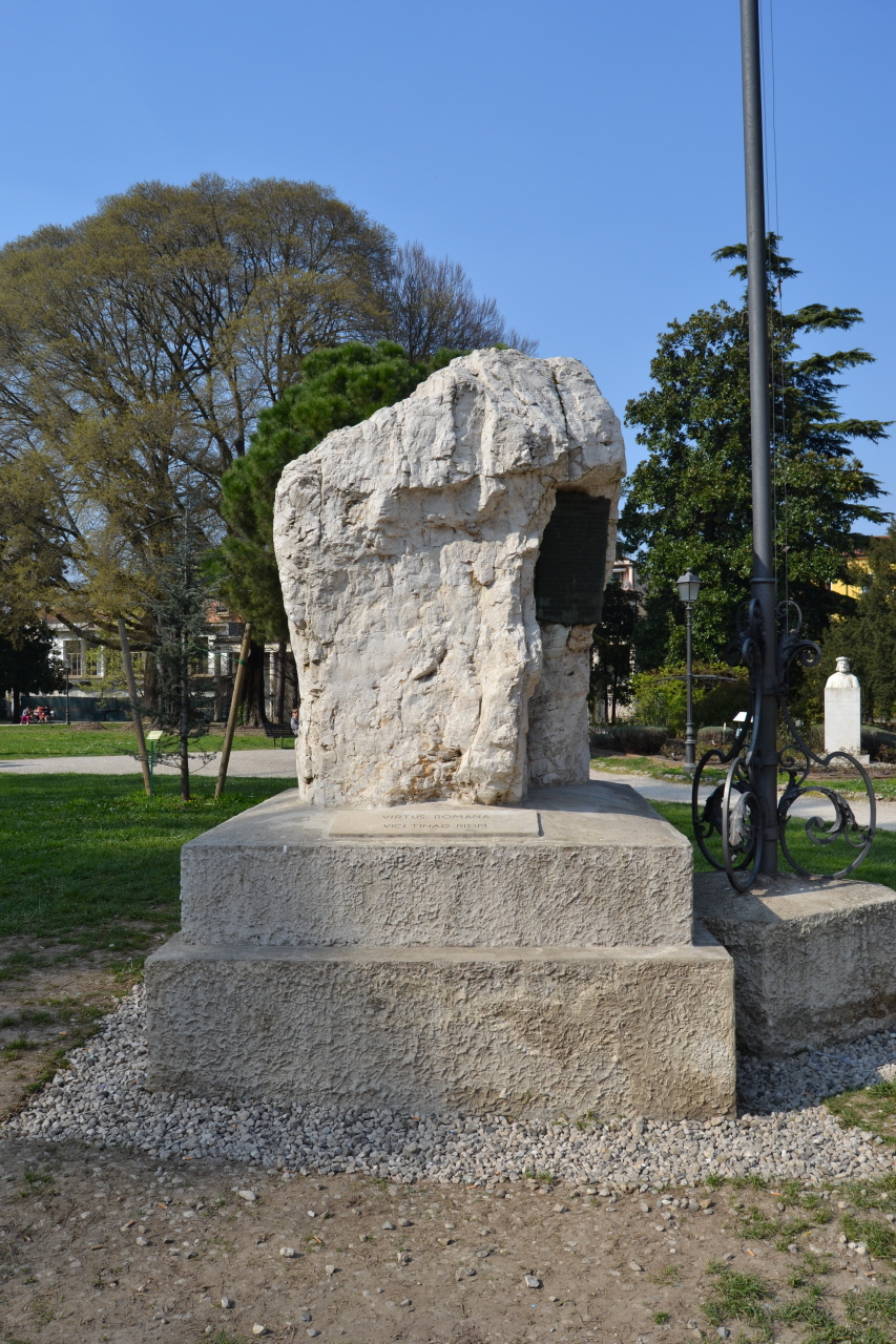 soggetto assente (monumento ai caduti) - produzione veneta (sec. XX)