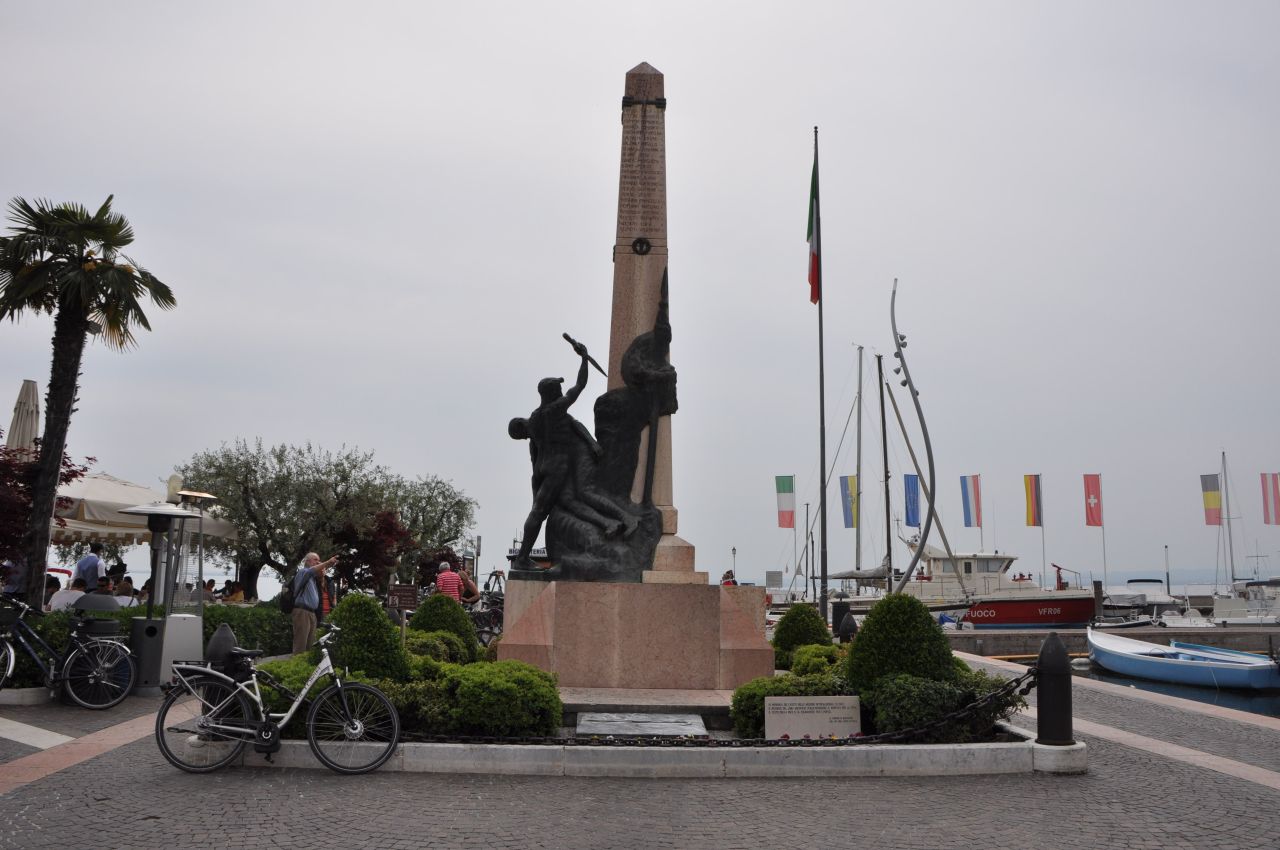 allegoria della morte del soldato (monumento ai caduti - ad obelisco, opera isolata) di Loro Albino, Ditta Faruffini e C (primo quarto sec. XX, sec. XX)