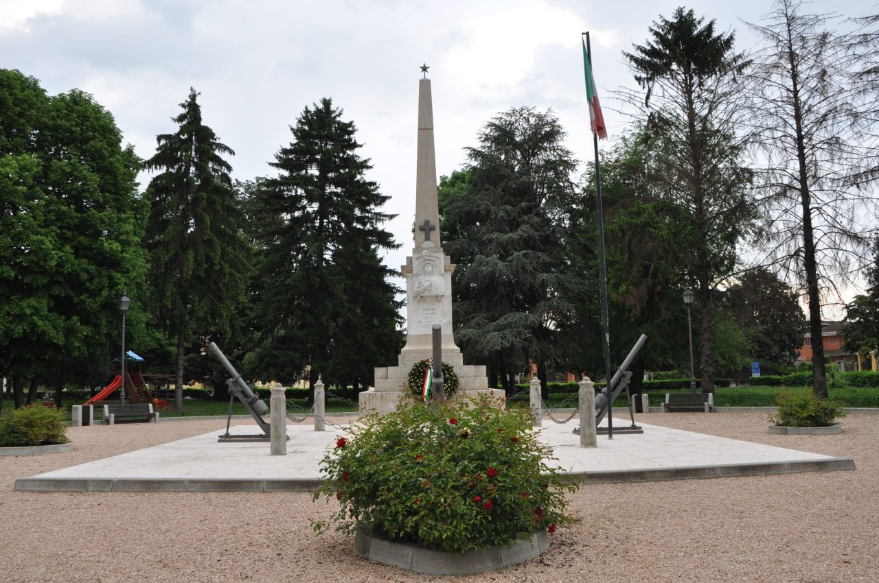 allegoria del soldato come eroe antico (monumento ai caduti - ad obelisco, opera isolata) di Zago Egisto (primo quarto, seconda metà sec. XX, sec. XX)