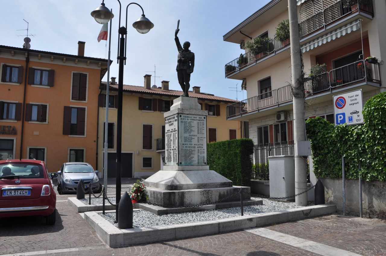 figura di soldato che innalza il pugnale con allegoria della Vittoria (monumento ai caduti - a cippo, opera isolata) di Prati Eugenio (prima metà sec. XX, sec. XX)