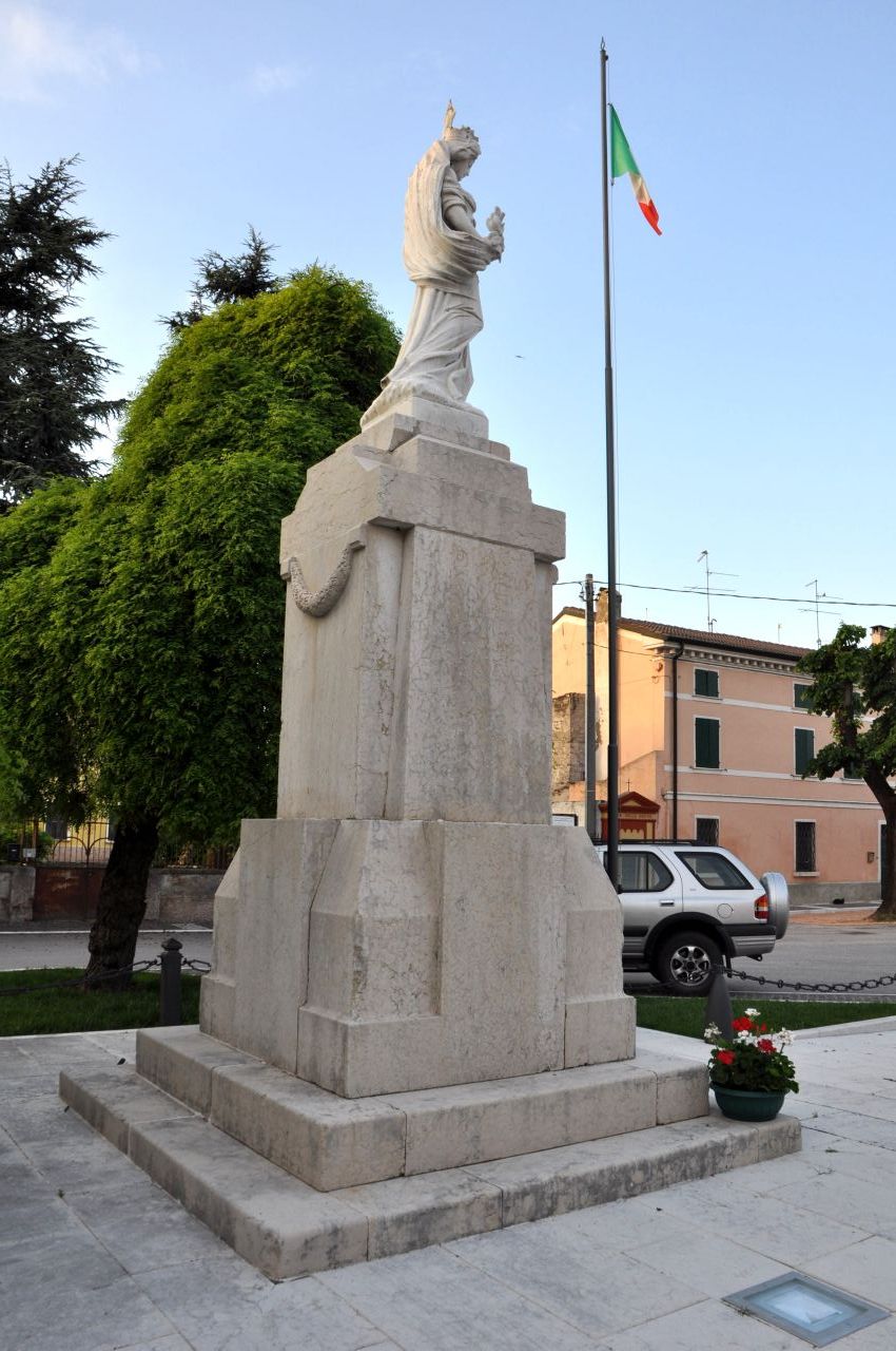 allegoria della Patria che premia i Caduti (monumento ai caduti - a cippo, opera isolata) di Nordio Giulio (primo quarto sec. XX, sec. XX)