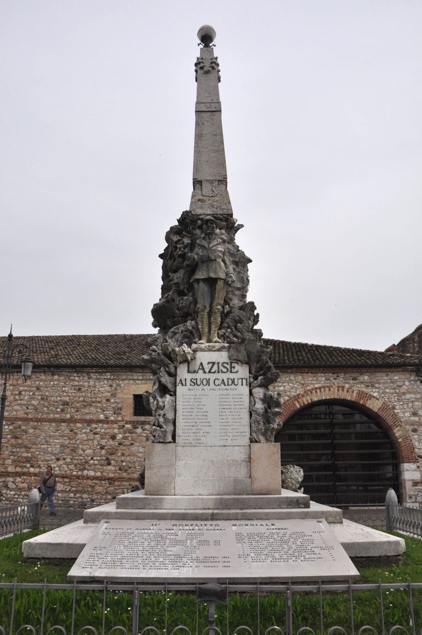 figura di soldato con allegoria della Vittoria (monumento ai caduti - ad obelisco, opera isolata) di Recchia Ferruccio (primo quarto sec. XX, sec. XX)